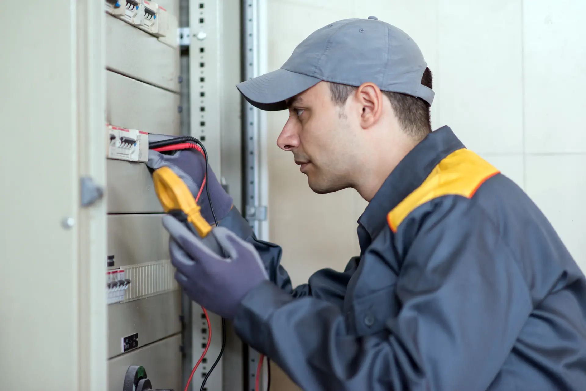 Electriancian Making A Measurement